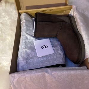 Brown Classic Ugg boots with free mask